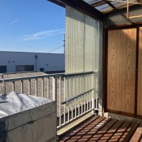 東大阪市東石切町２丁目の賃貸物件/共用のバルコニー。洗濯機はここに。