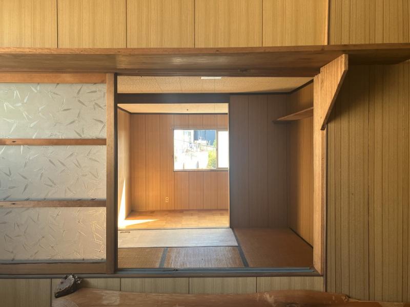 東大阪市東石切町２丁目の賃貸物件/204号室の小窓から206号室を見る。（小窓は施錠予定）