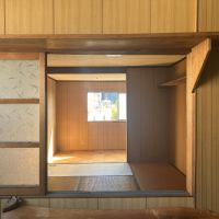 東大阪市東石切町２丁目の賃貸物件/204号室の小窓から206号室を見る。（小窓は施錠予定）