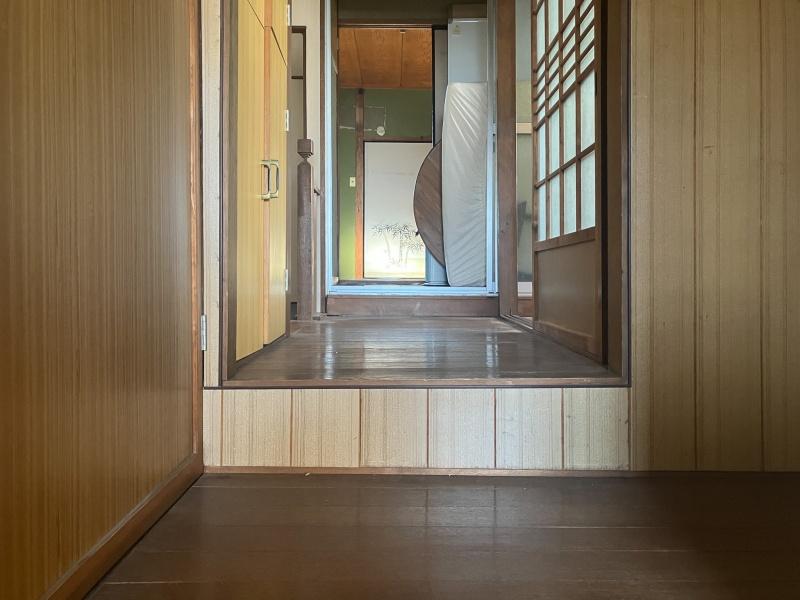 東大阪市東石切町２丁目の賃貸物件/共用廊下の段差。この段差が室内の面白さをアップさせる気がします。