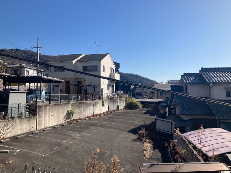 東大阪市東石切町２丁目の賃貸物件/窓の外には山が見える。