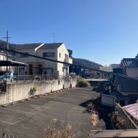 東大阪市東石切町２丁目の賃貸物件/窓の外には山が見える。