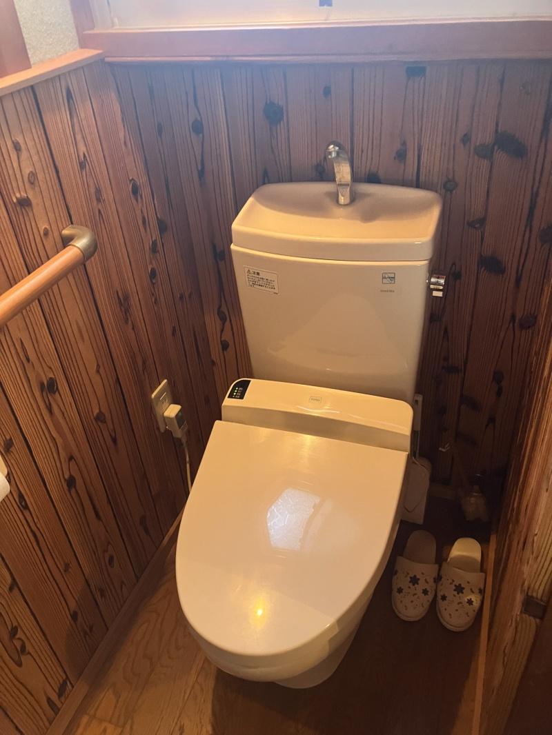 東大阪市東石切町２丁目の賃貸物件/1階共用トイレ。アトリエ使用の方はこちらを利用。