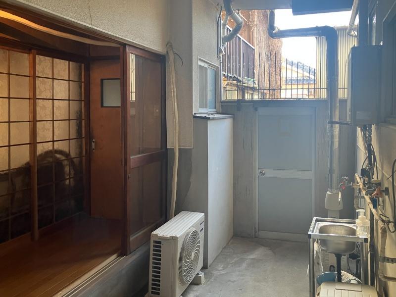 東大阪市東石切町２丁目の賃貸物件/室内から中庭と縁側を覗く。