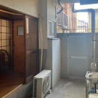 東大阪市東石切町２丁目の賃貸物件/室内から中庭と縁側を覗く。