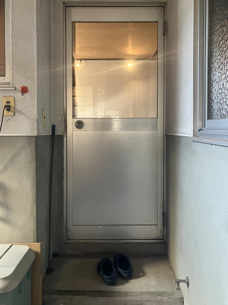 東大阪市東石切町２丁目の賃貸物件/左のシェアハウス入り口。