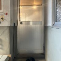 東大阪市東石切町２丁目の賃貸物件/左のシェアハウス入り口。