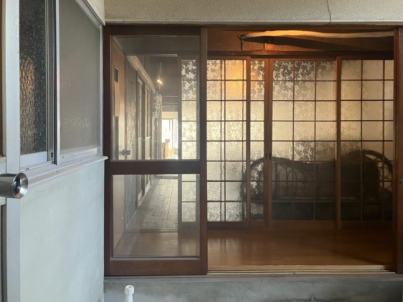 東大阪市東石切町２丁目の賃貸物件/右は縁側。レトロな格子ガラス引き戸の先は、「ひらくきち」。