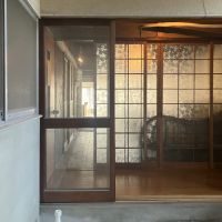 東大阪市東石切町２丁目の賃貸物件/右は縁側。レトロな格子ガラス引き戸の先は、「ひらくきち」。