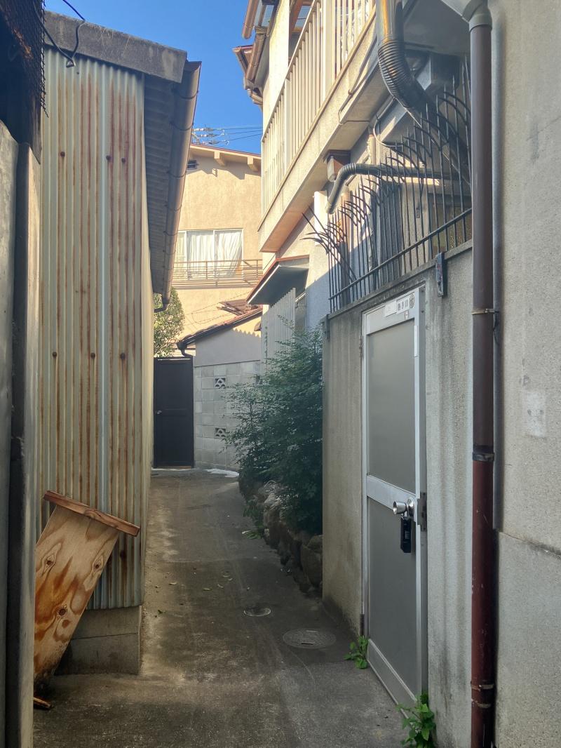 東大阪市東石切町２丁目の賃貸物件/隙間の先に、入居者専用玄関。