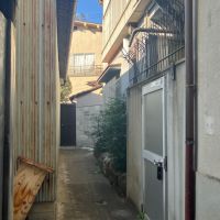 東大阪市東石切町２丁目の賃貸物件/隙間の先に、入居者専用玄関。