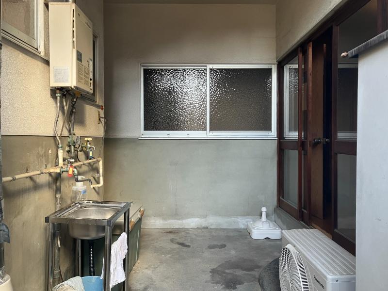 東大阪市東石切町２丁目の賃貸物件/勝手口から入って、アトリエ利用入居者は右へ。シェアハウス住人は左へ。