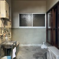 東大阪市東石切町２丁目の賃貸物件/勝手口から入って、アトリエ利用入居者は右へ。シェアハウス住人は左へ。