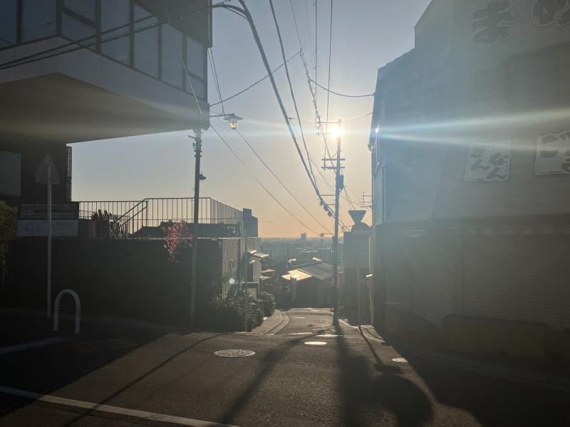 東大阪市東石切町２丁目の賃貸物件/坂の上に位置しているので、街に沈む夕陽を堪能できる。