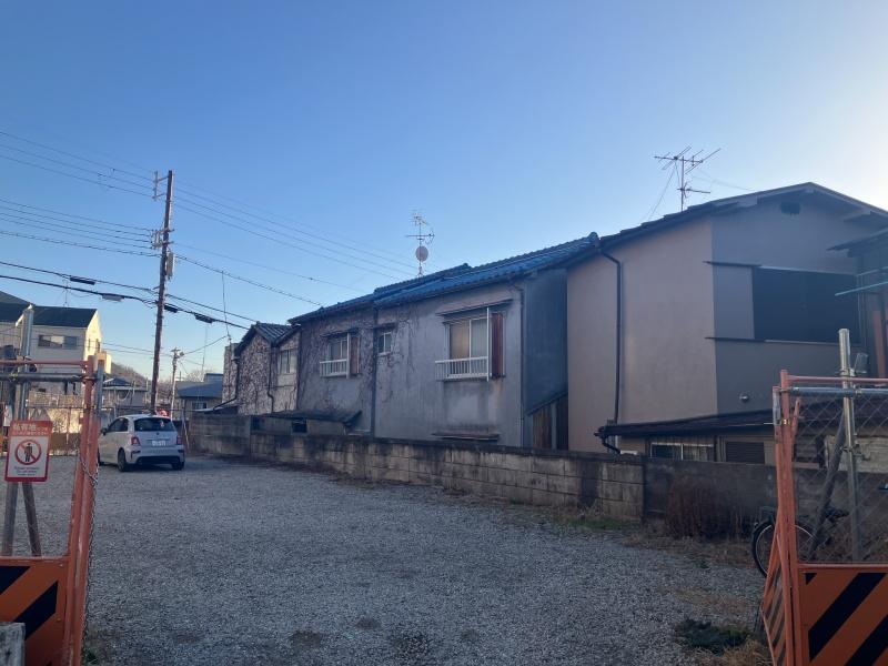 東大阪市東石切町２丁目の賃貸物件/繋ぎ合わせた外観。内部が迷路じみているのも納得。