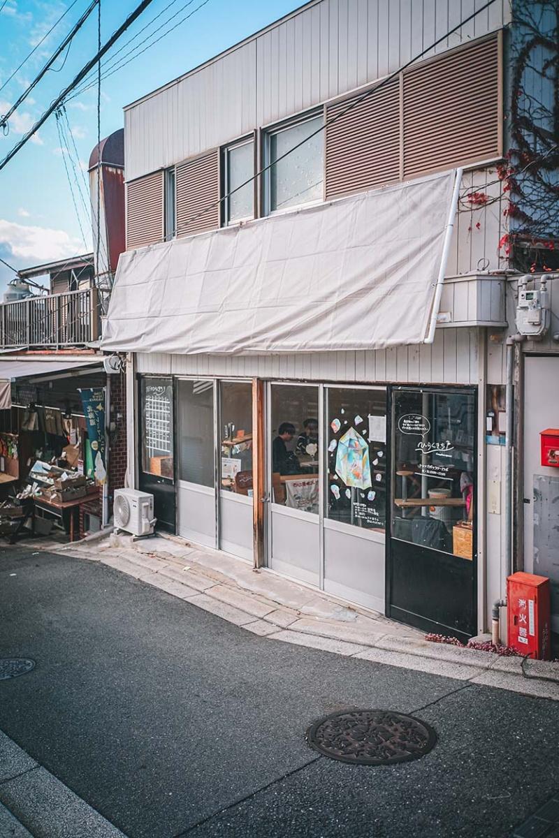 東大阪市東石切町２丁目の賃貸物件/外観。元々は精肉店や占いの店として使われていた。