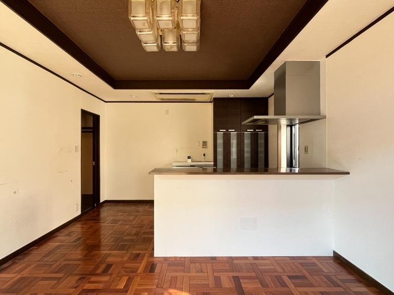 大阪市西淀川区福町2丁目の賃貸物件/ペニンシュラ型のキッチン。料理中も顔を合わせられる嬉しい設計。