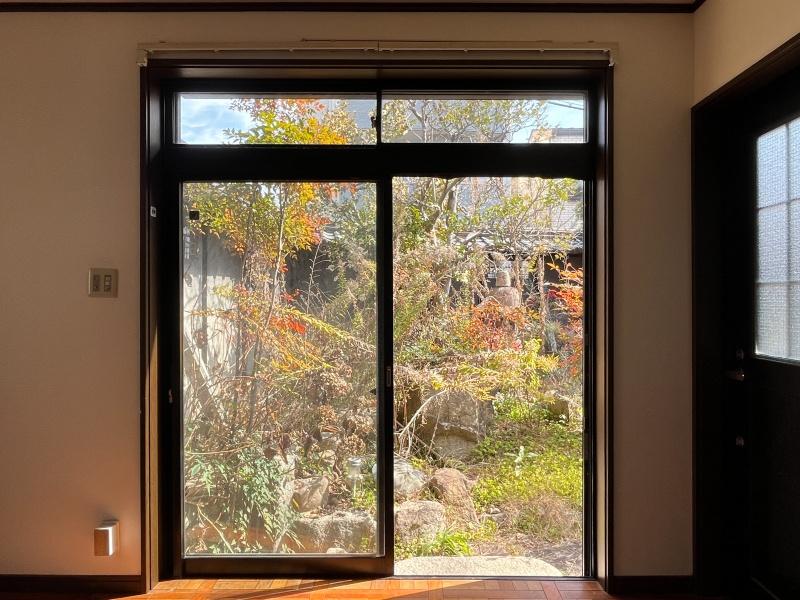 大阪市西淀川区福町2丁目の賃貸物件/庭に続く窓。踏石もあるので、縁側のように使えます。