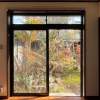 大阪市西淀川区福町2丁目の賃貸物件/庭に続く窓。踏石もあるので、縁側のように使えます。