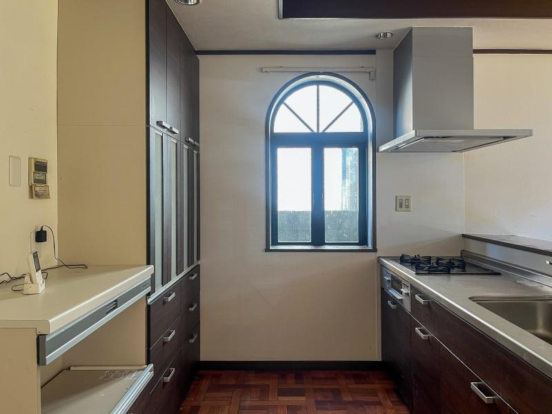 大阪市西淀川区福町2丁目の賃貸物件/アーチ窓から光が差し込むキッチン。