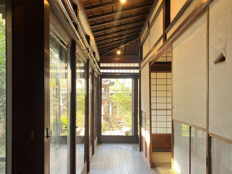 大阪市西淀川区福町2丁目の賃貸物件/光が心地良い廊下。