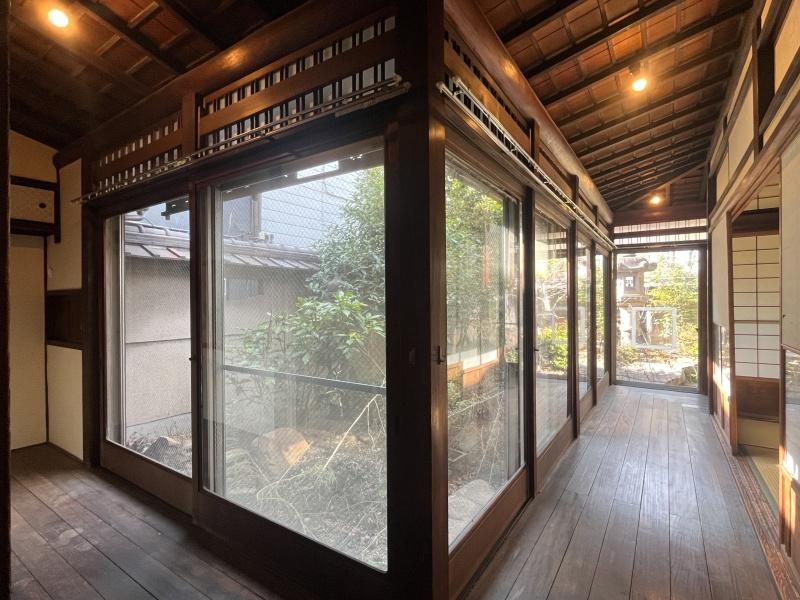 大阪市西淀川区福町2丁目の賃貸物件/庭園を囲むようにして作られた縁側が素敵です。