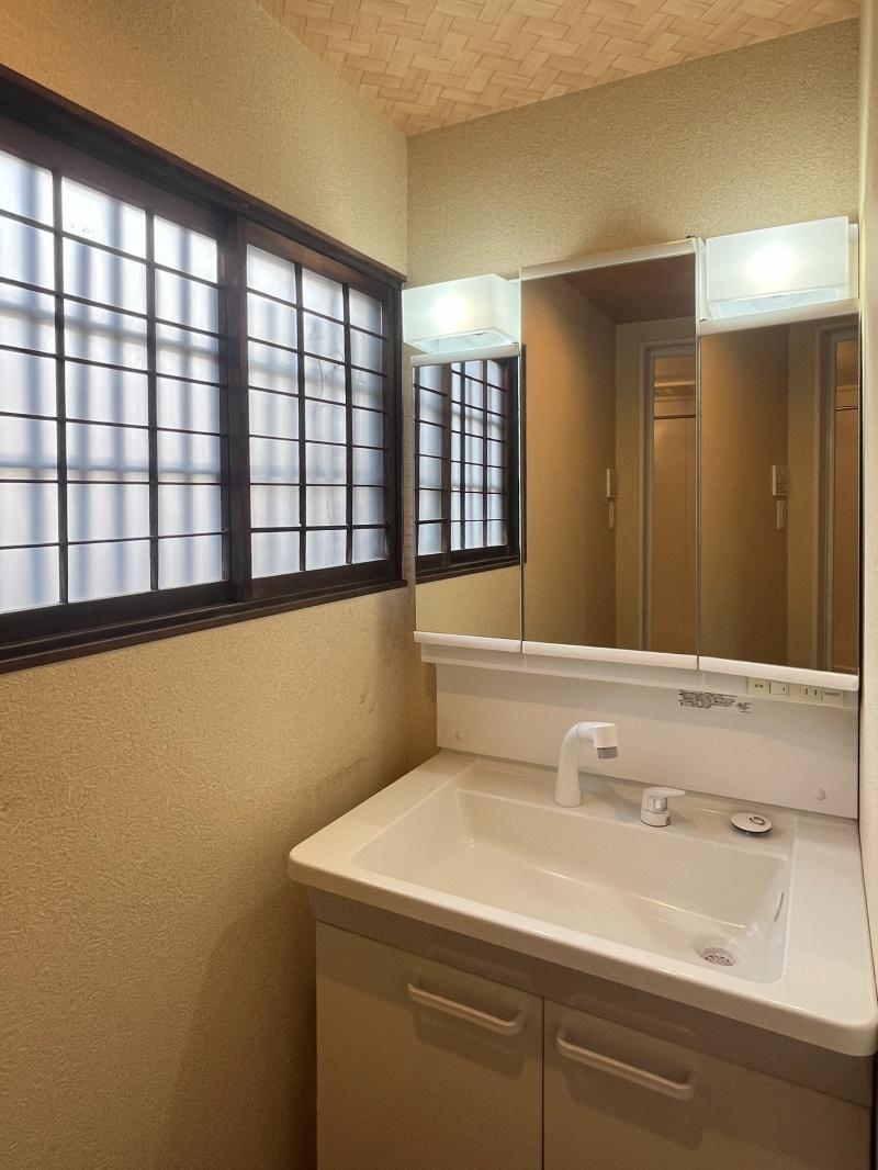 大阪市西淀川区福町2丁目の賃貸物件/洗面所。窓が可愛らしいです。