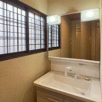 大阪市西淀川区福町2丁目の賃貸物件/洗面所。窓が可愛らしいです。