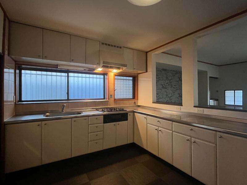 大阪市西淀川区福町2丁目の賃貸物件/L字型の広いキッチンが嬉しい。