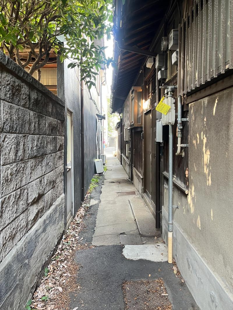 大阪市西淀川区福町2丁目の賃貸物件/物件入り口は路地裏。