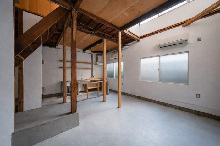 大阪市中央区谷町六丁目の賃貸物件/入り口ドアを開けるとこの雰囲気。床は土間でそのままお店にできそう