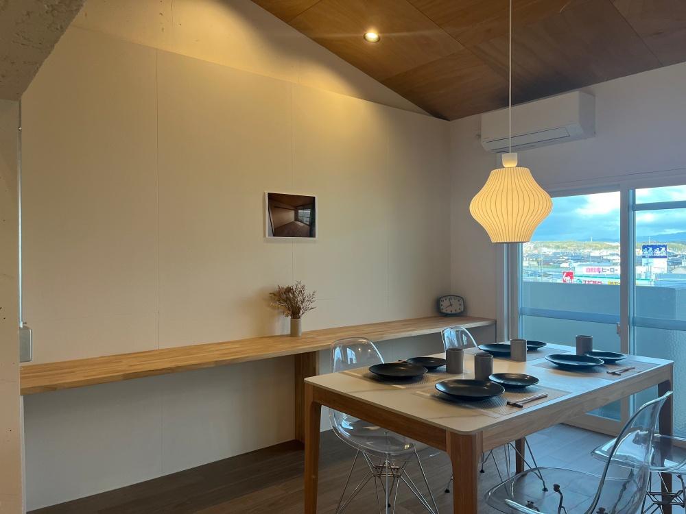 和泉市府中町四丁目１８番の売買物件/カウンターのワークスペースなど、開放的な間取り。