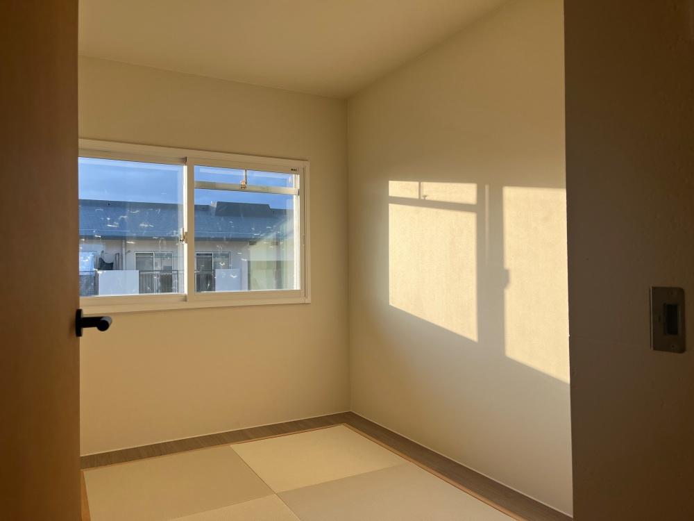 和泉市府中町四丁目１８番の売買物件/モダンな畳が採用された個室。夕刻がベストアワー