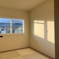 和泉市府中町四丁目１８番の売買物件/モダンな畳が採用された個室。夕刻がベストアワー
