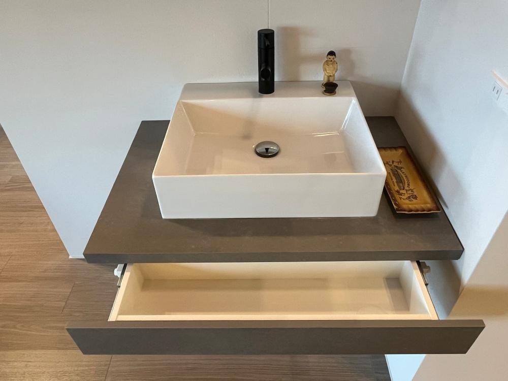 和泉市府中町四丁目１８番の売買物件/洗面台も造作です。奥行きの狭い引き出しが案外使い勝手良さそう。