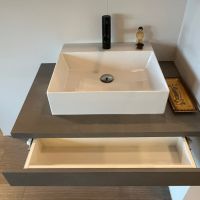 和泉市府中町四丁目１８番の売買物件/洗面台も造作です。奥行きの狭い引き出しが案外使い勝手良さそう。