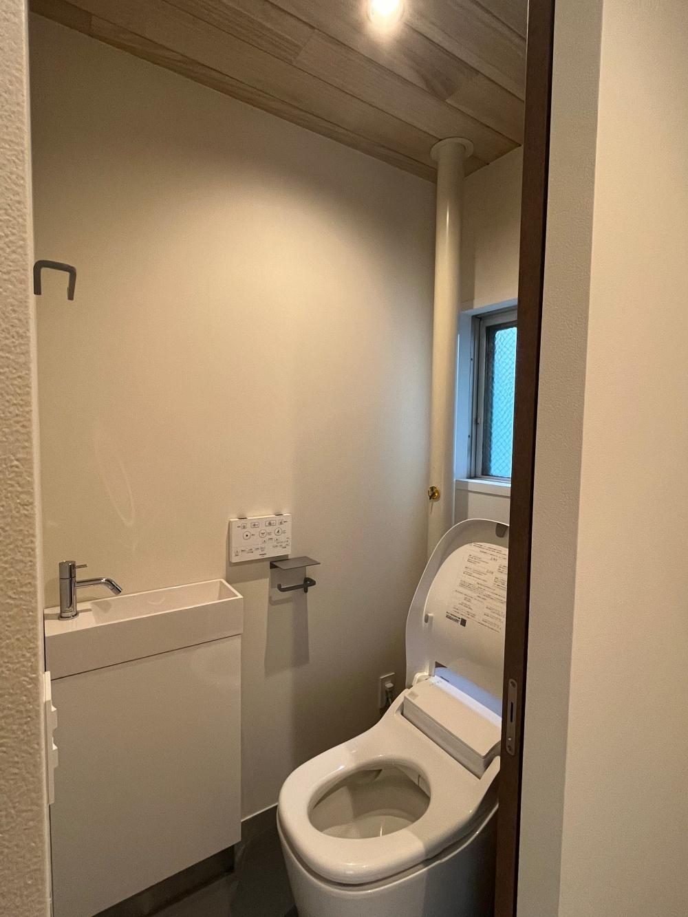 和泉市府中町四丁目１８番の売買物件/トイレの天井はフローリング（桐）の凹凸が楽しい