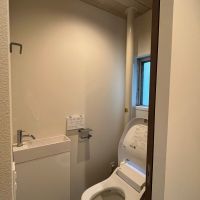 和泉市府中町四丁目１８番の売買物件/トイレの天井はフローリング（桐）の凹凸が楽しい