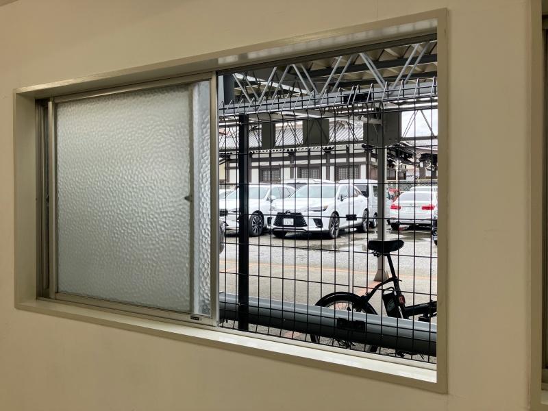 大阪市天王寺区城南寺町の賃貸物件/窓の外は駐車場とお寺。