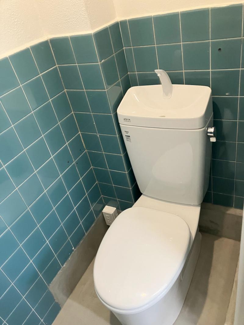 大阪市天王寺区城南寺町の賃貸物件/トイレ。青いタイルが可愛い。