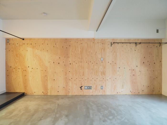 大阪市浪速区元町2丁目の賃貸物件/ラワン合板の一面壁。飾るもよし、吊るすもよし。（304号室）
