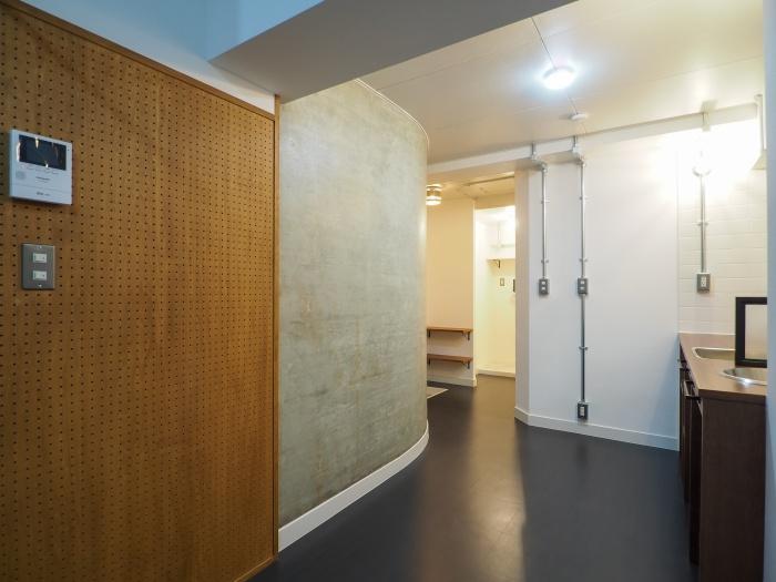 大阪市浪速区元町2丁目の賃貸物件/くるりと回り込む曲線。有孔ボードと、モルタルの質感。