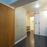 大阪市浪速区元町2丁目の賃貸物件/くるりと回り込む曲線。有孔ボードと、モルタルの質感。