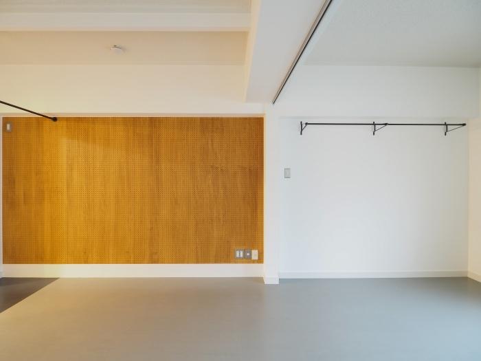 大阪市浪速区元町2丁目の賃貸物件/壁一面の有孔ボード。暮らしに合わせて、自由に編集できます。（404号室）