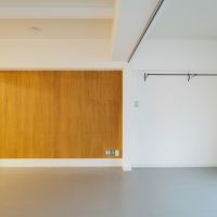 大阪市浪速区元町2丁目の賃貸物件/壁一面の有孔ボード。暮らしに合わせて、自由に編集できます。（404号室）