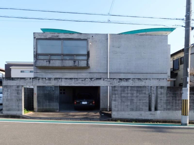 大阪府高槻市塚原6丁目の売買物件/緩やかに開く、堅実なファサード