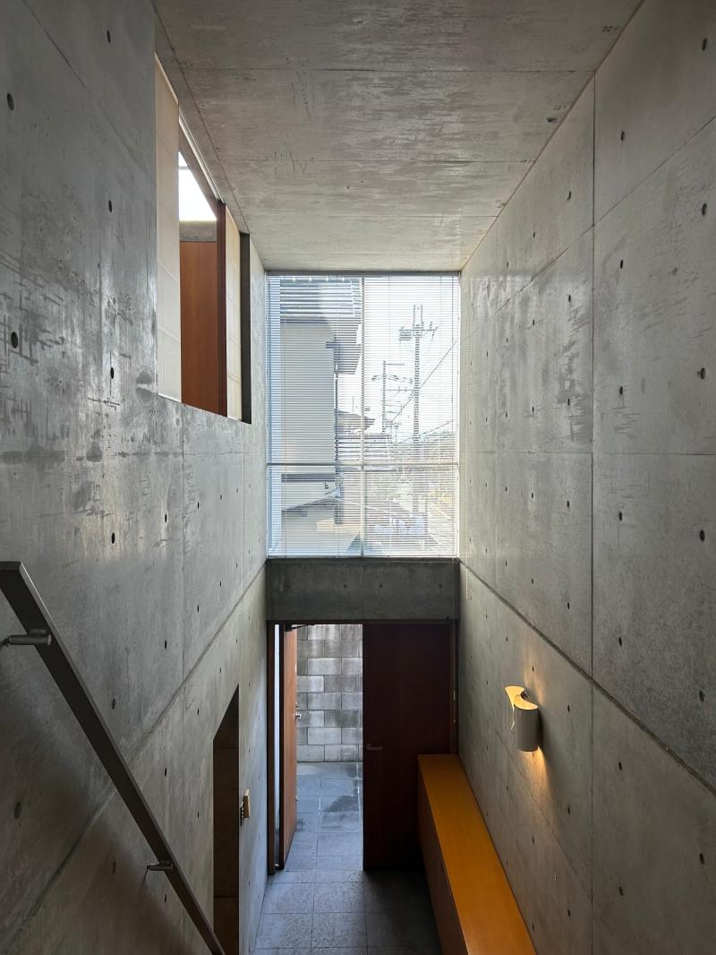 大阪府高槻市塚原6丁目の売買物件/降り注ぐ光がコンクリートの表情を豊かに表現します。