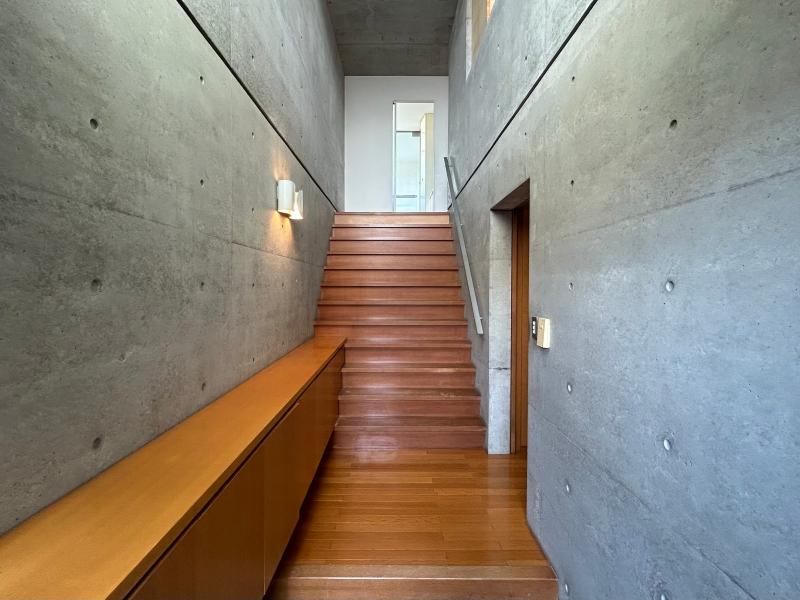 大阪府高槻市塚原6丁目の売買物件/洗練されつつ、存在感ある玄関。