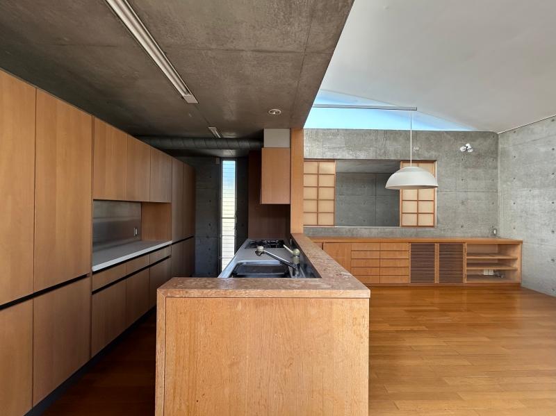 大阪府高槻市塚原6丁目の売買物件/端から端まで美しいキッチン。