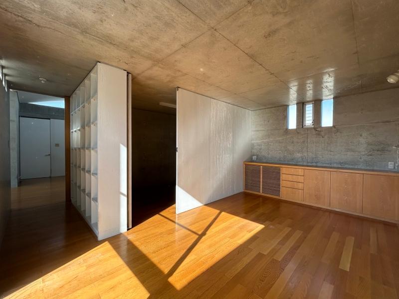 大阪府高槻市塚原6丁目の売買物件/温かくも整った寝室。